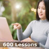 Một nữ sinh viên châu Á đang học nói tiếng Anh trực tuyến với giáo viên bản ngữ ESL. G2-600