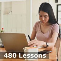 Một nữ sinh viên châu Á đang học nói tiếng Anh trực tuyến với Native Teacher ESL. G3-480